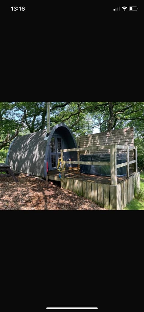 Willow Cabin & Hot Tub Cabin in Wales