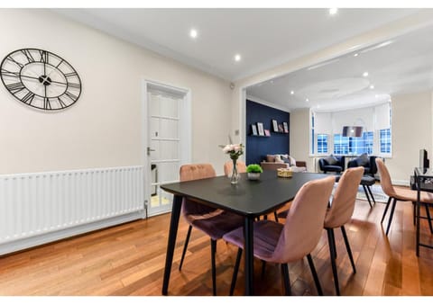 Living room, Seating area, Dining area, internet