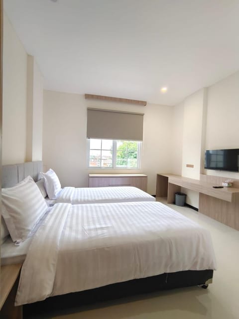Bed, TV and multimedia, Photo of the whole room, Bedroom