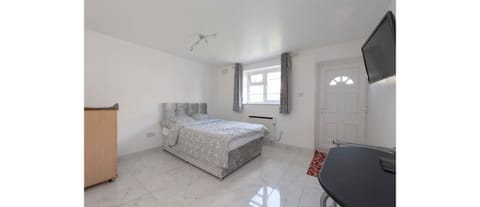 Bed, TV and multimedia, Bedroom