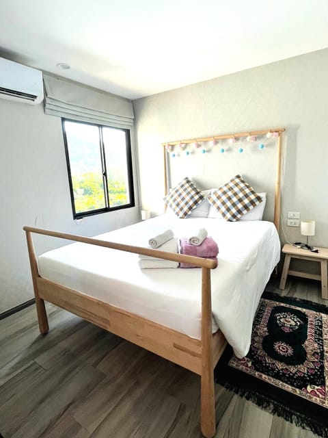 Bed, Photo of the whole room, Bedroom, towels
