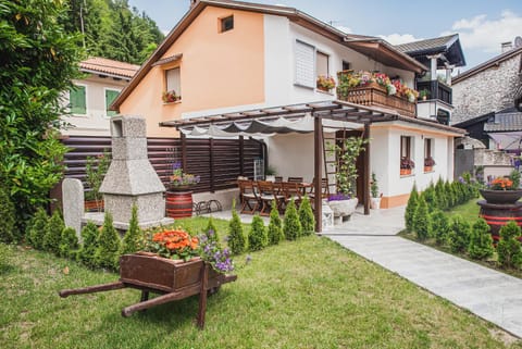 Property building, Facade/entrance, Garden