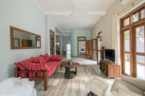 TV and multimedia, Living room, Seating area, Evening entertainment