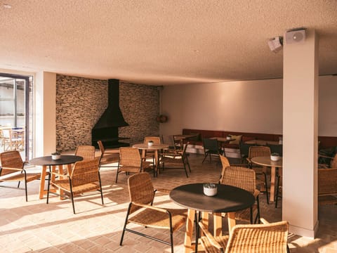 Restaurant/places to eat, Seating area