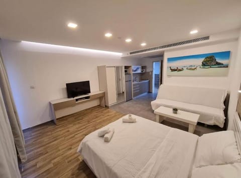 TV and multimedia, Photo of the whole room, Seating area, Bedroom