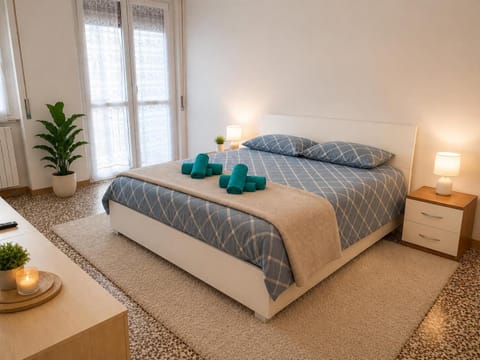 Bed, towels