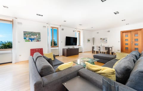 Communal lounge/ TV room, TV and multimedia, Living room, Seating area, Evening entertainment, Sea view