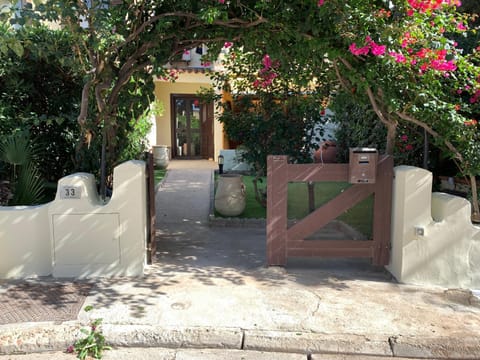Facade/entrance, Day, Garden, Garden view