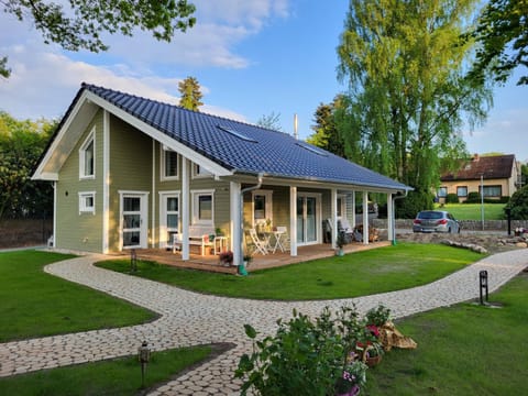Property building, Spring, Day, Neighbourhood, Garden, Garden view, Street view