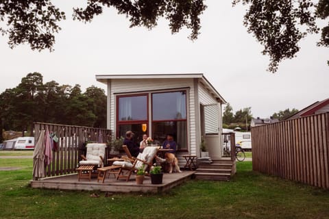 Property building, Patio, People, Garden, Balcony/Terrace