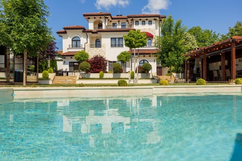 Property building, Garden, Garden view, Pool view, Swimming pool