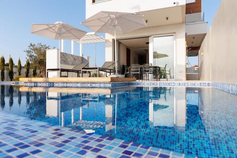 Property building, Swimming pool, Swimming pool, sunbed