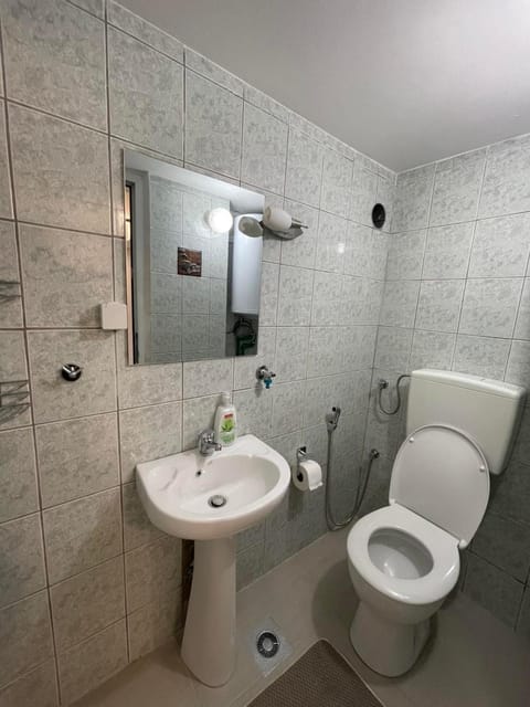 Toilet, Bathroom, bidet, towels