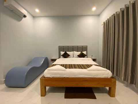 Photo of the whole room, Bedroom