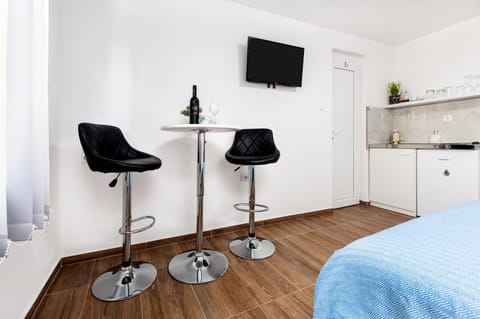 TV and multimedia, Kitchen or kitchenette, Seating area