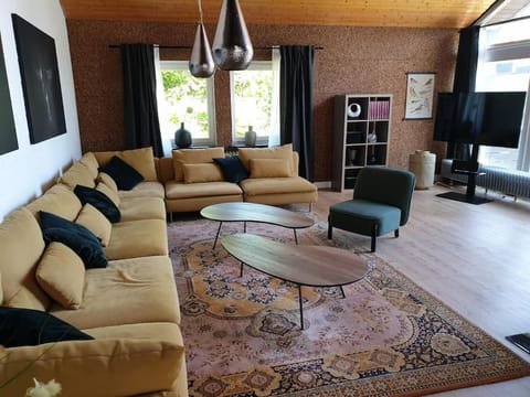 Communal lounge/ TV room, TV and multimedia, Living room, Seating area, Evening entertainment