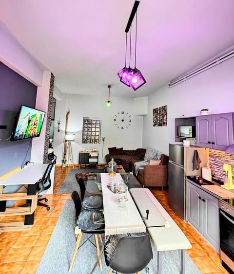 TV and multimedia, Kitchen or kitchenette, Living room, Seating area, Dining area