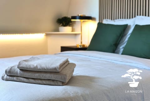 Bed, Bedroom, towels