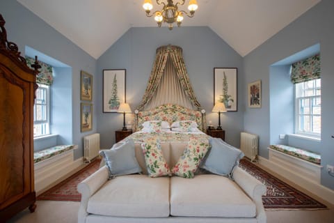 Bed, Seating area, Bedroom