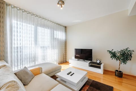 TV and multimedia, View (from property/room), Living room, Seating area, City view, Landmark view, Sea view