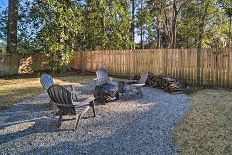 Fire Pit and Yard Charming Port Royal Home! House in Port Royal