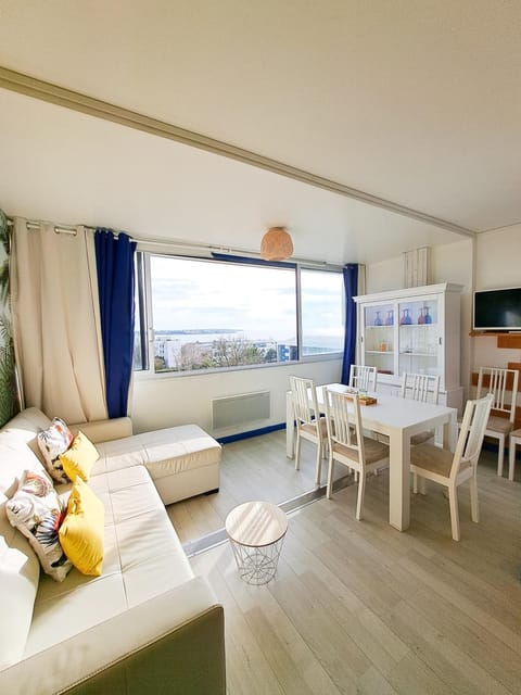 View (from property/room), Living room, Seating area, Dining area, Sea view, Sea view