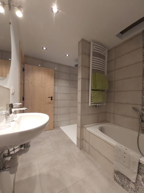 Shower, Bathroom, Bath, towels