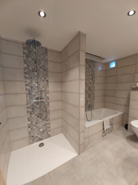 Shower, Toilet, Bathroom, Bath