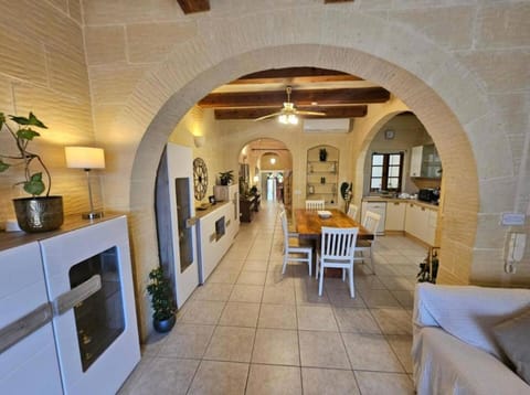 Kitchen or kitchenette, Living room, Seating area, Dining area, oven