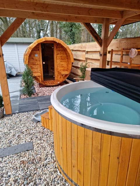 Hot Tub, Sauna