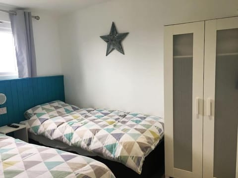 Photo of the whole room, Bedroom, wardrobe