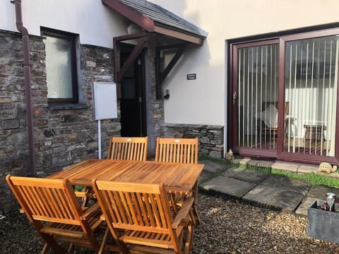 Patio, Day, Seating area