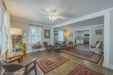 The Eclectic Inn Downtown House in Athens