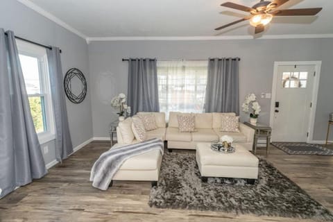 Irish Cove Getaway! Walk to ND! House in South Bend