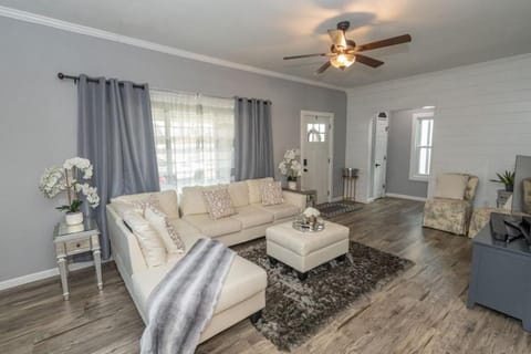 Irish Cove Getaway! Walk to ND! House in South Bend