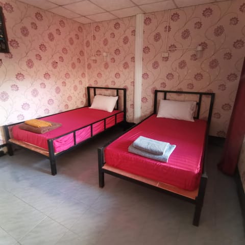 Bed, Bedroom, towels