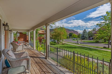 Patio, Spring, Day, Natural landscape, Garden, View (from property/room), Balcony/Terrace, Garden view, Mountain view