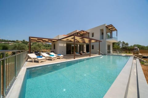 Property building, Patio, Day, Pool view, Swimming pool, sunbed