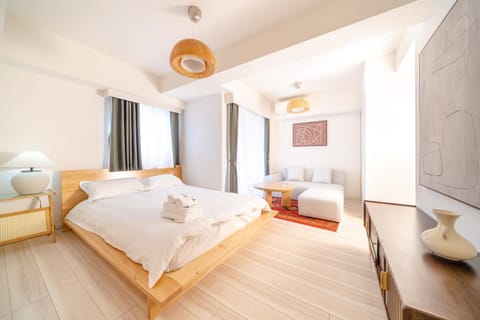 Bed, Living room, Photo of the whole room, Seating area, Bedroom, towels, air conditioner