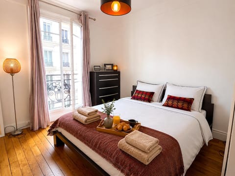 Bed, Photo of the whole room, Bedroom, towels