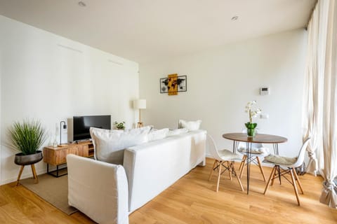 Communal lounge/ TV room, TV and multimedia, Living room, Seating area, Dining area, Evening entertainment