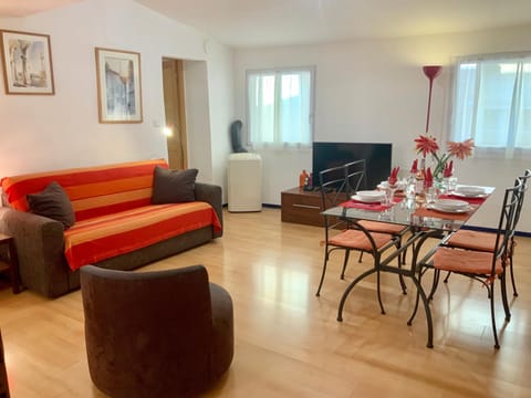 TV and multimedia, Living room, Dining area