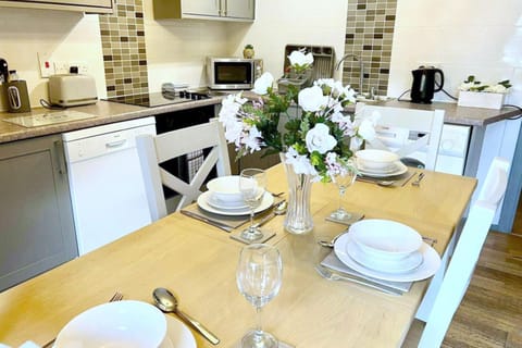 Property building, Kitchen or kitchenette, Dining area