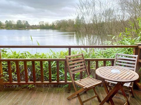 Property building, Balcony/Terrace, Lake view