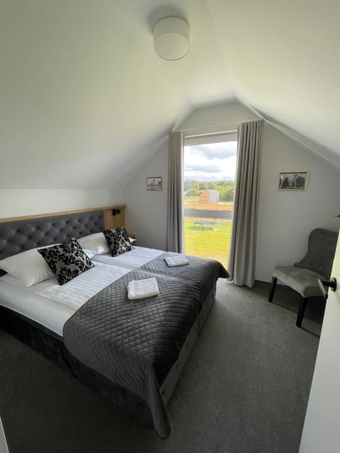 Bed, Photo of the whole room, Seating area, Bedroom