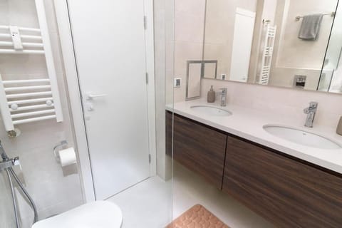 GRAN CAPITAL City View Workspace & FREE PARKING Apartment in Sofia