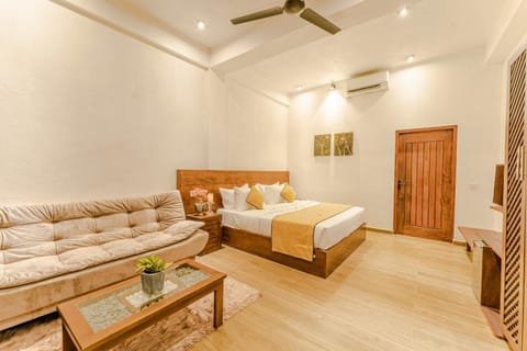Bed, Living room, Photo of the whole room, Seating area, Bedroom, fireplace