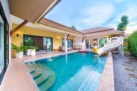 Property building, Patio, Day, Pool view, Swimming pool, sunbed