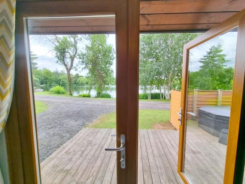 Property building, Hot Tub, Hot Tub, Lake view