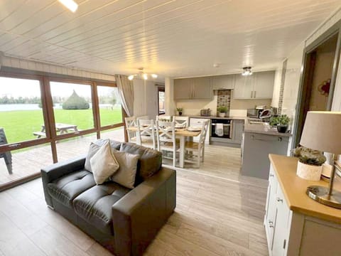 Property building, Kitchen or kitchenette, Living room, Dining area, pet friendly